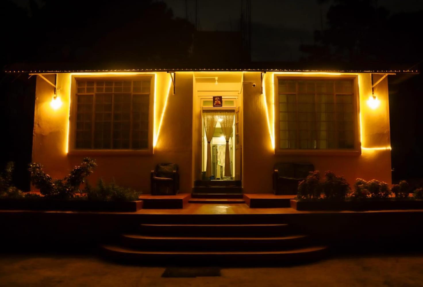 Pine Tree Lodge 실롱 외부 사진